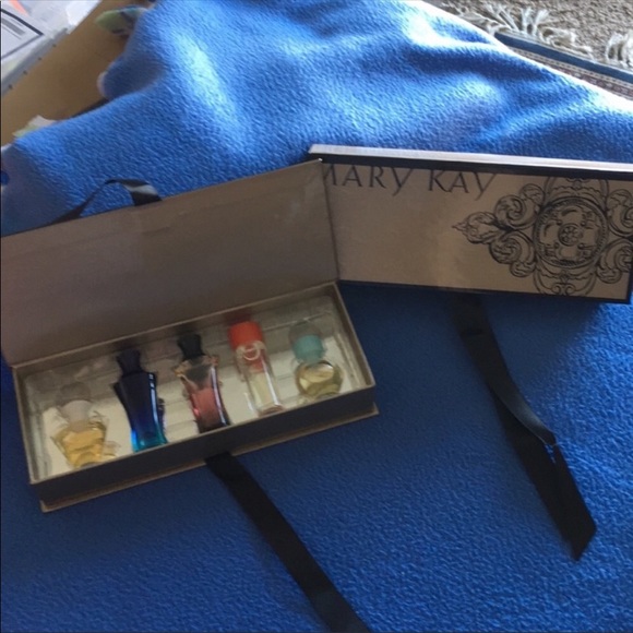COPY - ❤️NEW❤️ Mary Kay Miniature Fragrance Collection - Picture 2 of 3